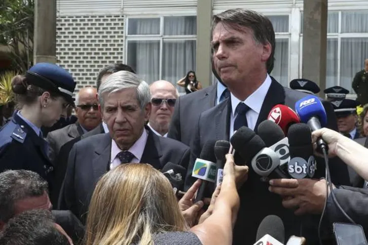 Imagem ilustrativa da imagem Em dia de desmentidos, Bolsonaro anuncia redução do IR e aumento do IOF