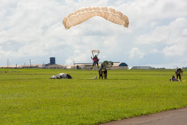Imagem ilustrativa da imagem Arapongas sedia festival de paraquedismo