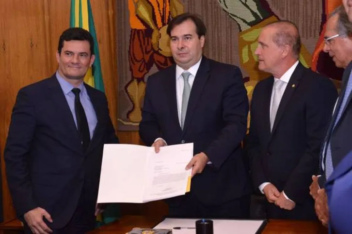 Imagem ilustrativa da imagem Bolsonaro assina projeto da Lei Anticrime e Moro leva à Câmara
