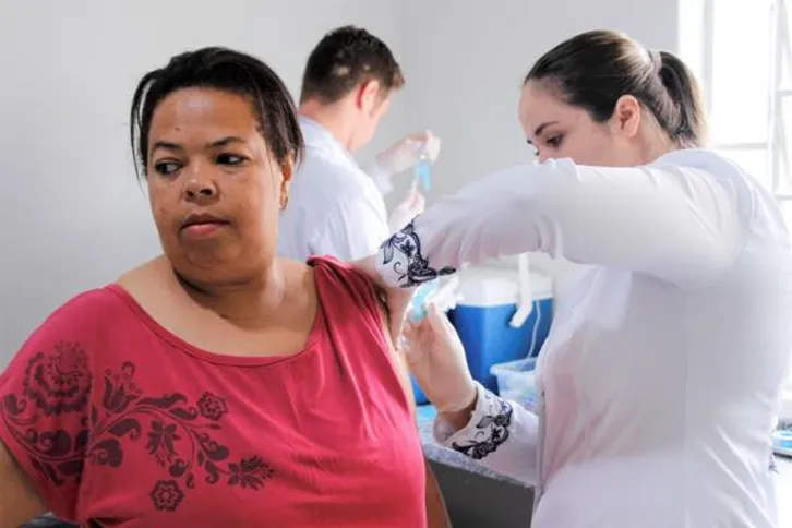 Imagem ilustrativa da imagem Estoque de vacinas contra gripe de Apucarana zera em 4 horas