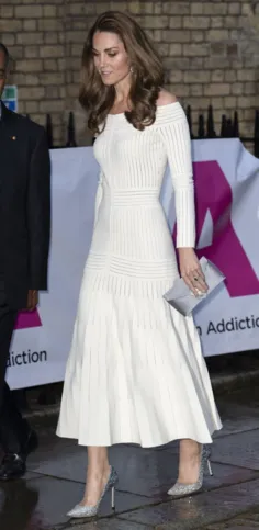 Imagem ilustrativa da imagem Kate Middleton usa sapato estilo Cinderela da grife "Jimmy Choo"​