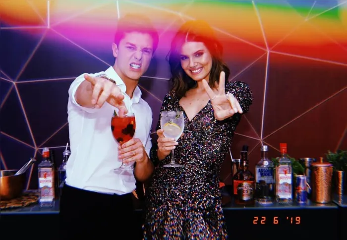 Imagem ilustrativa da imagem Camila Queiroz e Klebber Toledo comemoram aniversário juntos