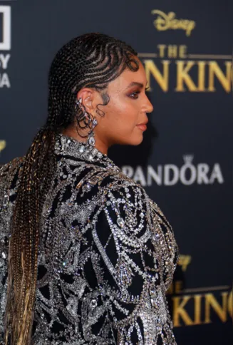 Imagem ilustrativa da imagem Beyoncé usa blazer masculino na estreia de “O Rei Leão”