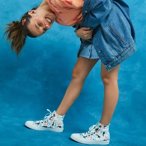 Imagem ilustrativa da imagem Millie Bobby Brown lança coleção com a "Converse"