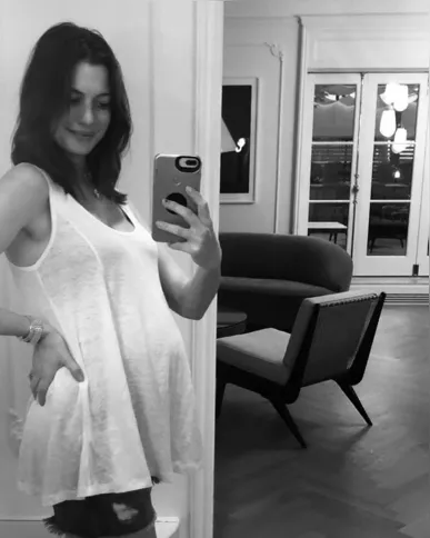Imagem ilustrativa da imagem A atriz Anne Hathaway está grávida