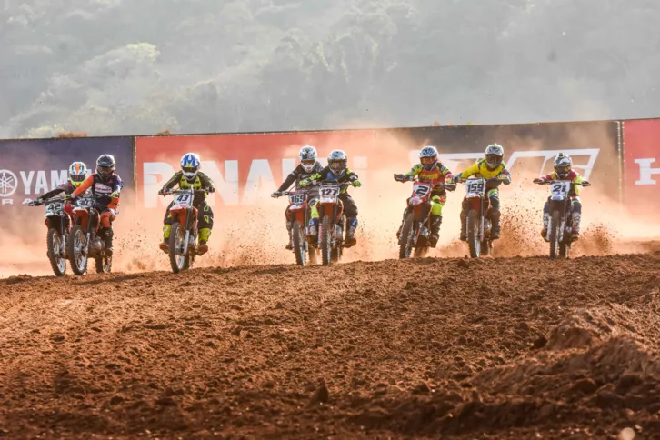 Imagem ilustrativa da imagem Com público de 20 mil pessoas, Brasileiro de Motocross agita Faxinal