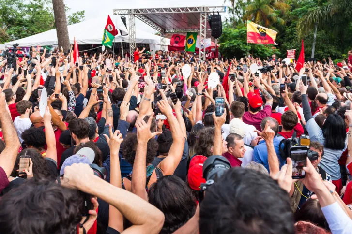 Imagem ilustrativa da imagem Após 580 dias, Lula deixa prisão  e critica Lava Jato