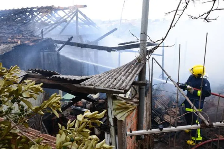 Imagem ilustrativa da imagem Incêndio destrói casa no Parque Bela Vista