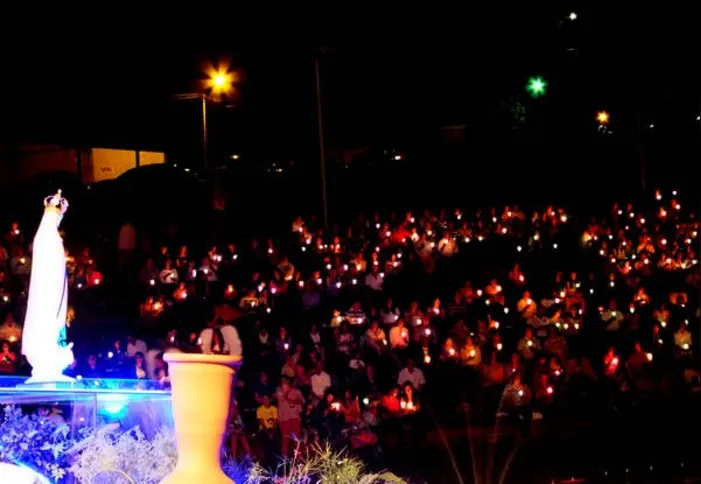 Imagem ilustrativa da imagem Araponguenses lotam parque em terço luminoso