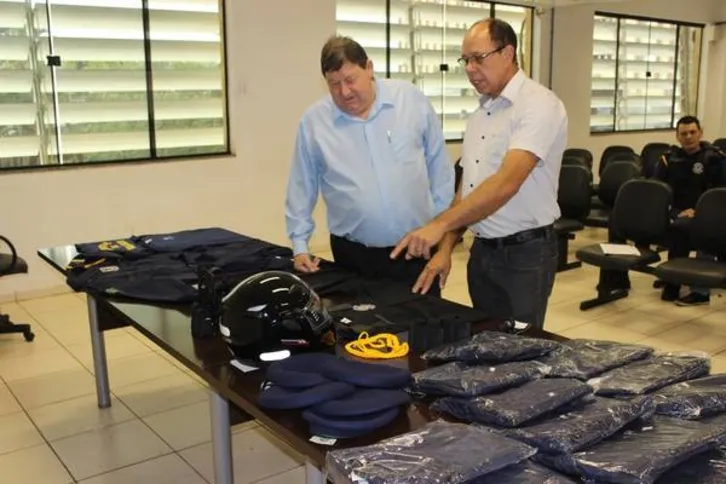 Imagem ilustrativa da imagem GM recebe farda e equipamentos