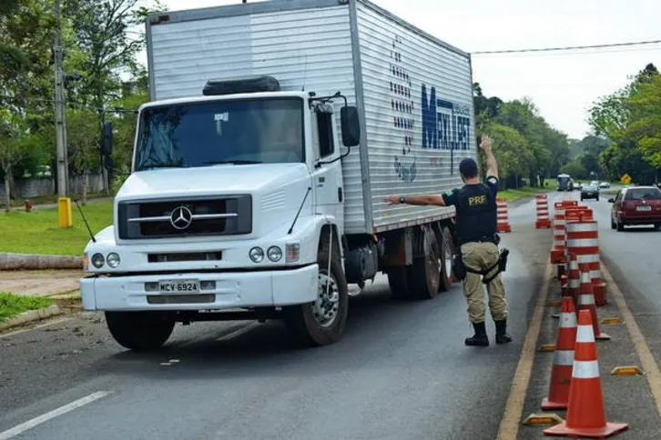 Imagem ilustrativa da imagem Com fluxo até 30% nas estradas, polícia intensifica fiscalização