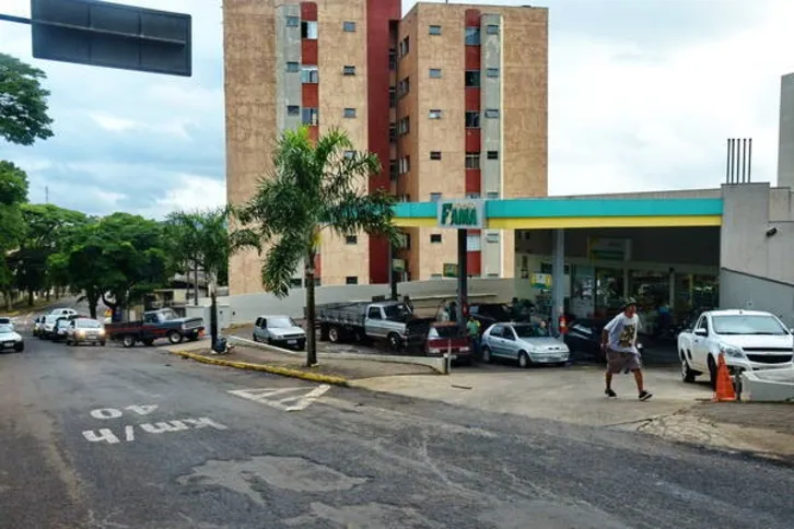 Imagem ilustrativa da imagem Postos lotam e gasolina já começa a faltar