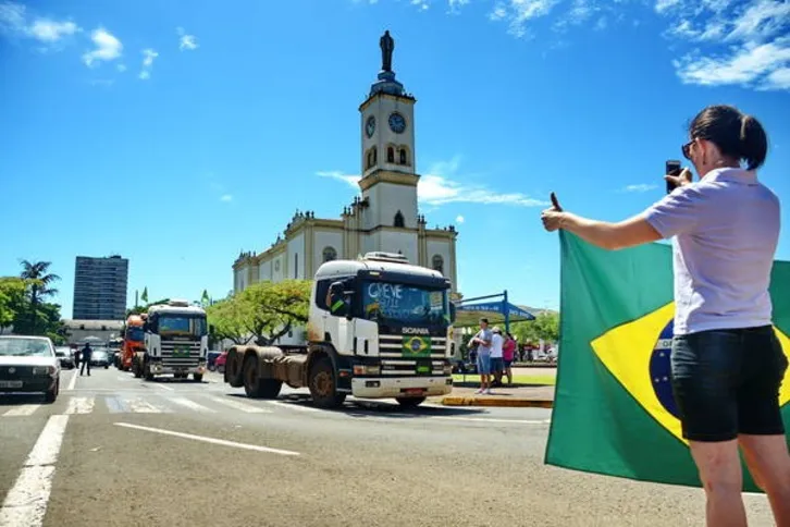 Imagem ilustrativa da imagem Caminhoneiros se mobilizam em Apucarana