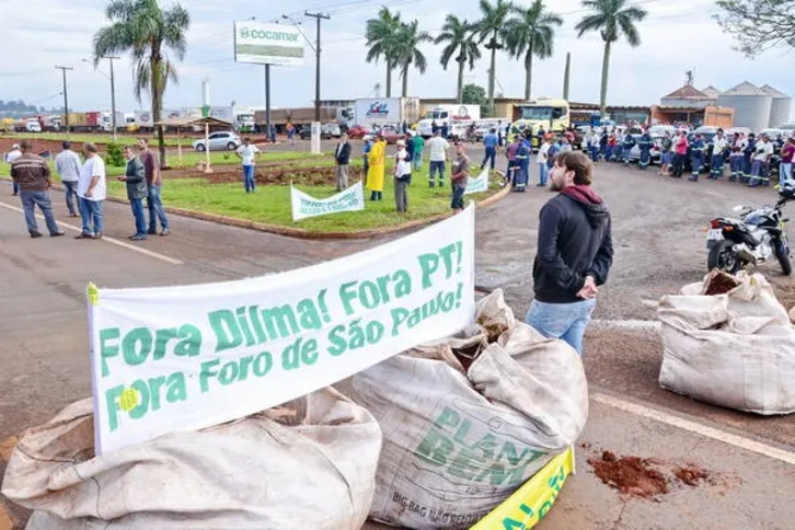 Imagem ilustrativa da imagem Caminhoneiros bloqueiam quatro rodovias na região 