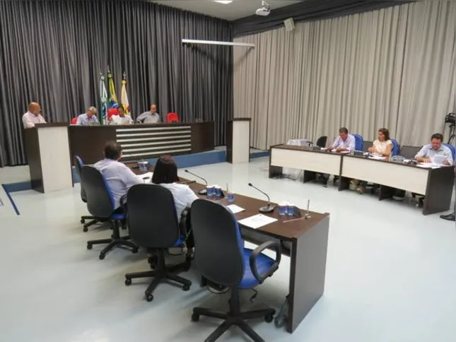 Imagem ilustrativa da imagem Câmara faz sessão "morna"