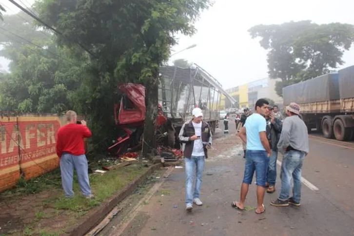 Imagem ilustrativa da imagem Carreta perde controle e capota na Avenida Minas Gerais