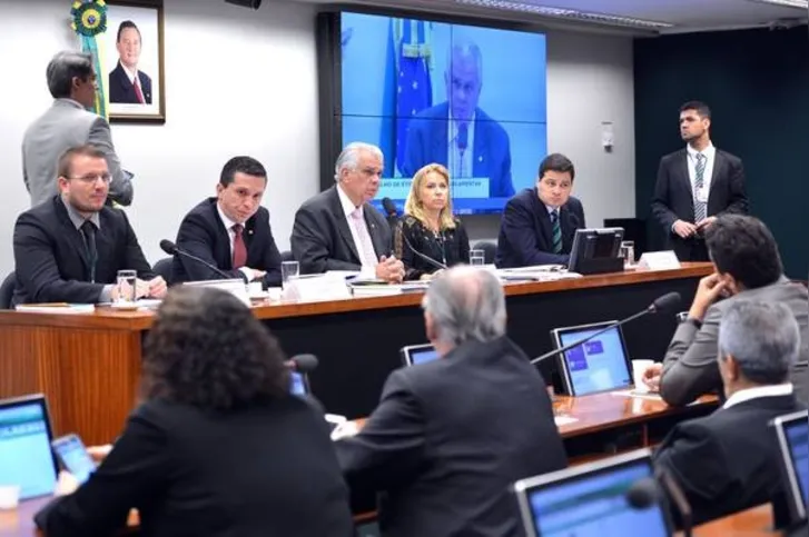 Imagem ilustrativa da imagem Cunha manobra e cancela sessão 