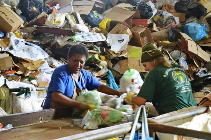 Imagem ilustrativa da imagem Crise na economia afeta coleta de lixo reciclável