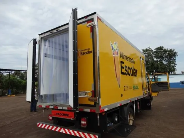 Imagem ilustrativa da imagem Caminhão beneficia merenda escolar