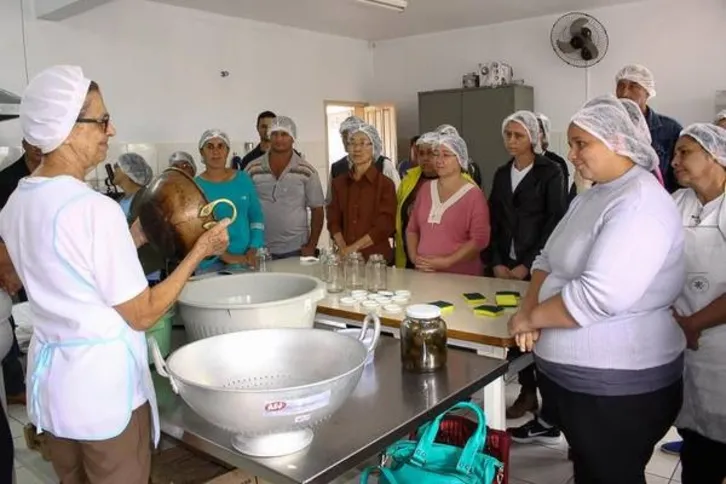 Imagem ilustrativa da imagem Curso de compotas agrega valor à produção de frutas
