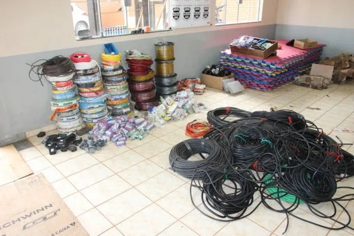 Imagem ilustrativa da imagem Servidores municipais são detidos por furto de materiais elétricos