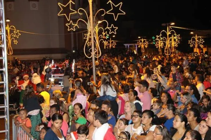 Imagem ilustrativa da imagem Papai Noel lota praça em Arapongas