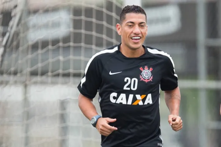 Imagem ilustrativa da imagem Volante Ralf assina renovação por dois anos com o Corinthians