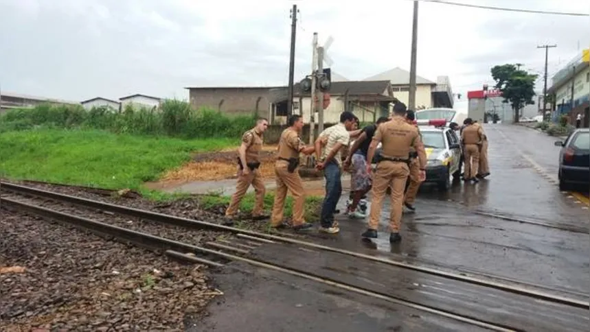 Imagem ilustrativa da imagem Trio de arrombadores é preso após cerco policial