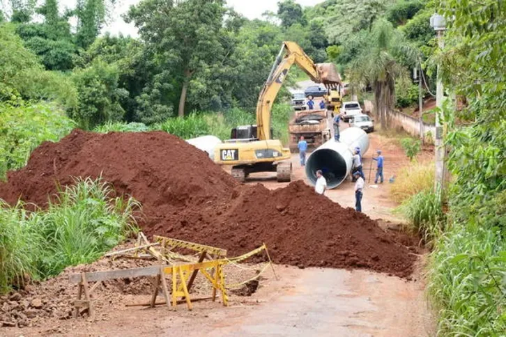 Imagem ilustrativa da imagem Canalização de córrego interdita rua 
