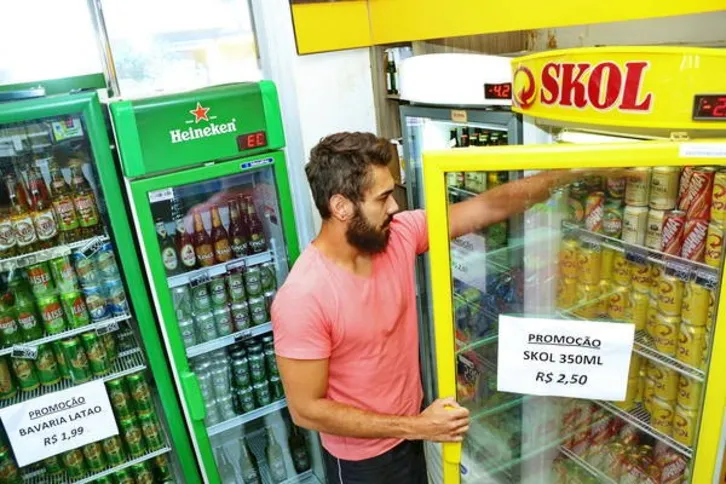 Imagem ilustrativa da imagem MP quer o fim do hábito de beber cerveja em posto