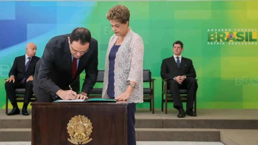 Imagem ilustrativa da imagem  Dilma empossa ministro e cobra avanços na economia