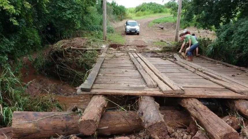 Imagem ilustrativa da imagem Chuva interdita estradas em Cambira