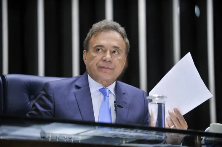 Imagem ilustrativa da imagem Alvaro Dias deixa o PSDB e anuncia filiação ao PV