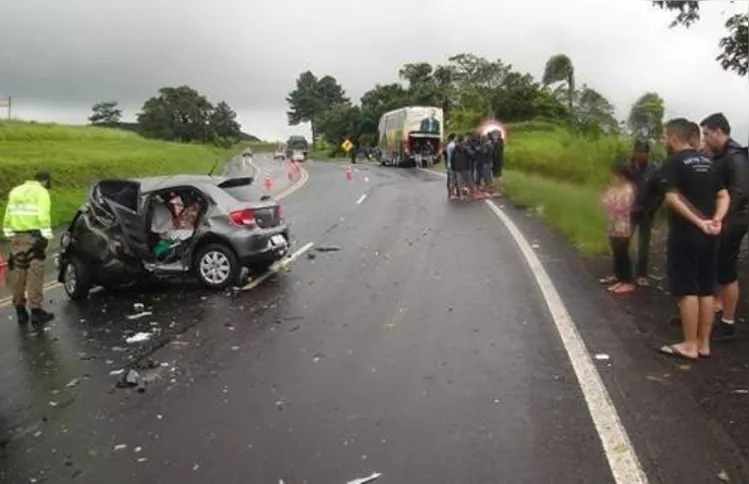 Imagem ilustrativa da imagem Acidente entre carro e ônibus mata 3 na BR-376
