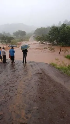 Imagem ilustrativa da imagem Chuva causa alagamentos em várias cidades da região