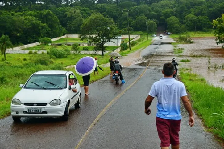 Imagem ilustrativa da imagem Chuva causa alagamentos em várias cidades da região