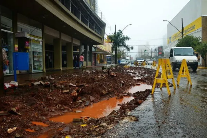 Imagem ilustrativa da imagem Prefeitura readequa calçada do Cine Fênix