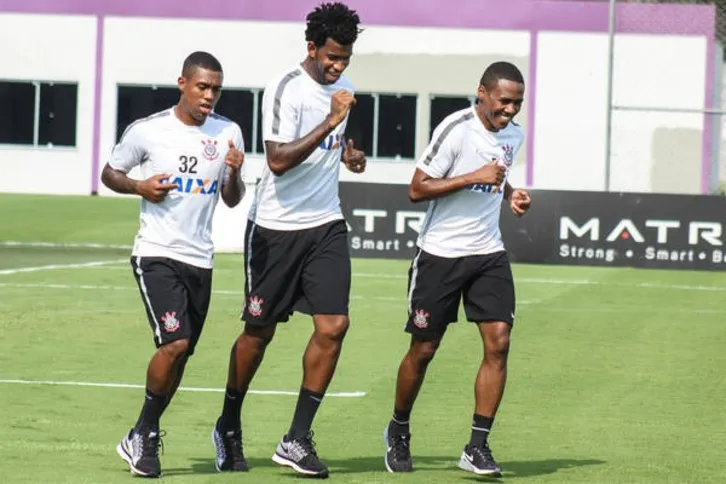 Imagem ilustrativa da imagem Gil e Elias revelam ao elenco que pretendem ficar no clube