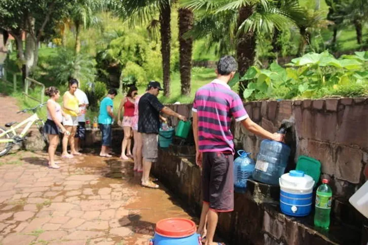 Imagem ilustrativa da imagem Caminhões-pipa  'socorrem'  população