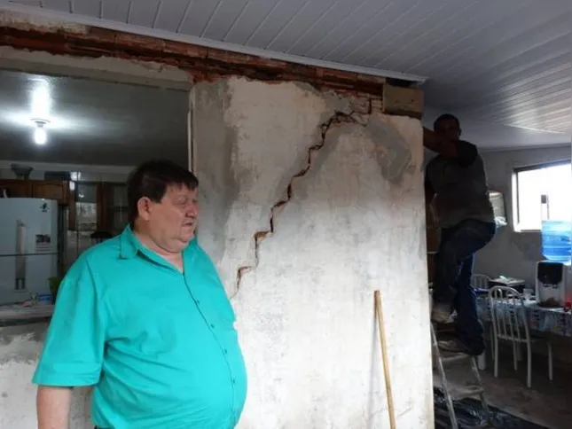 Imagem ilustrativa da imagem Prefeito percorre casas atingidas pela chuva