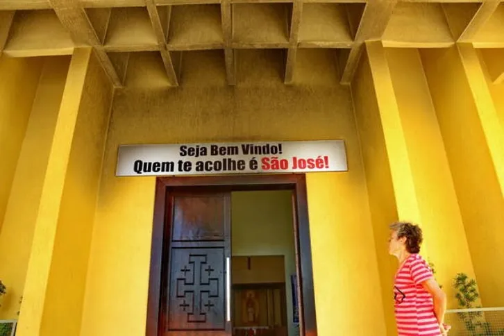 Imagem ilustrativa da imagem Polícia procura homem que ateou fogo em carro na porta da Igreja