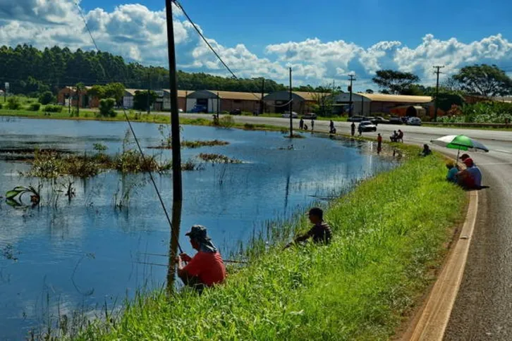 Imagem ilustrativa da imagem Lagoa se forma na beira  da PR-444 em Arapongas