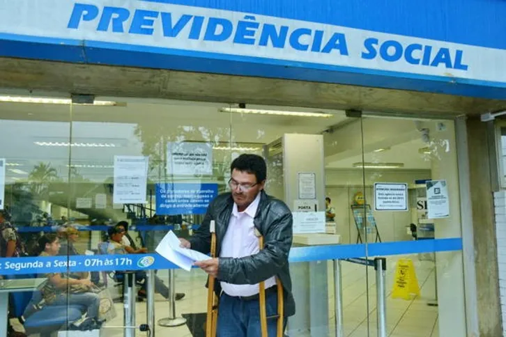 Imagem ilustrativa da imagem Retorno dos médicos peritos ao trabalho lota agências do INSS