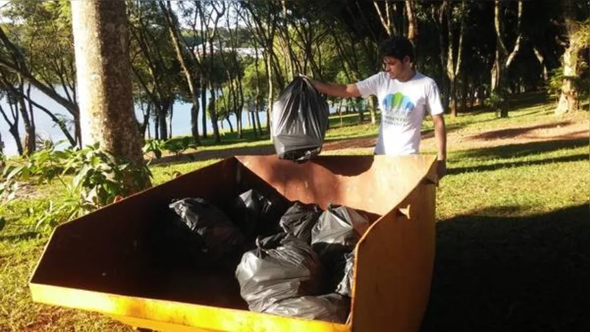 Imagem ilustrativa da imagem Grupo de jovens recolhe lixo no Lago Jaboti