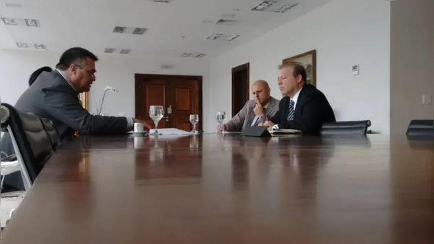 Imagem ilustrativa da imagem Prefeito cobra agilidade da Copel na iluminação pública