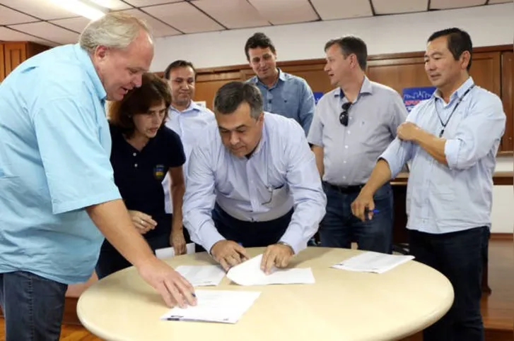 Imagem ilustrativa da imagem Prefeito autoriza novos avanços funcionais a servidores municipais