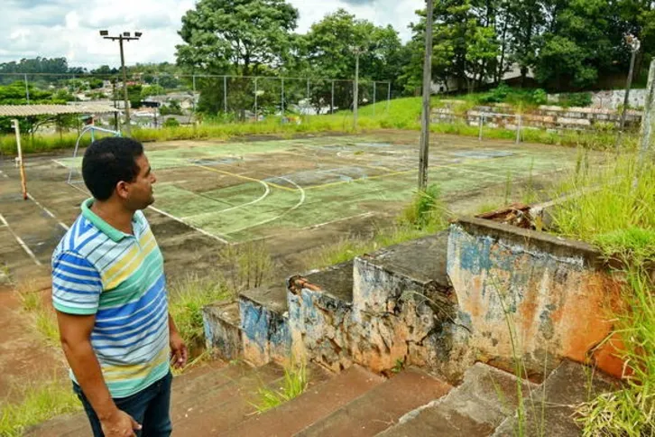 Imagem ilustrativa da imagem NRE promete reforma de quadra esportiva até junho