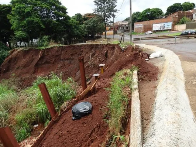 Imagem ilustrativa da imagem Desmoronamento interdita Rua Pavão