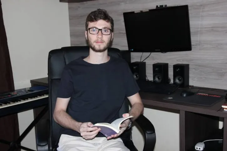 Imagem ilustrativa da imagem Poeta lança livro em abril