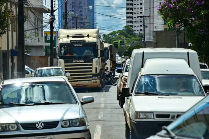 Imagem ilustrativa da imagem Desvio congestiona trânsito e prejudica asfalto em Arapongas 